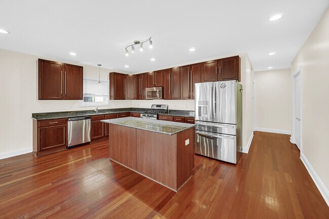 Photo - 548 E 50th St