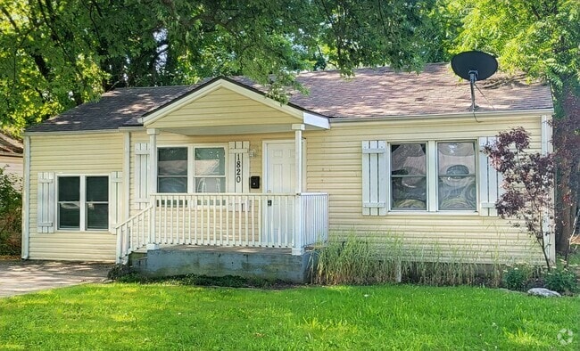 Building Photo - Adorable 3 Bedroom Home $1050!!!