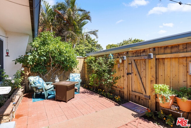 Photo - 1621 Centinela Ave Unidad B