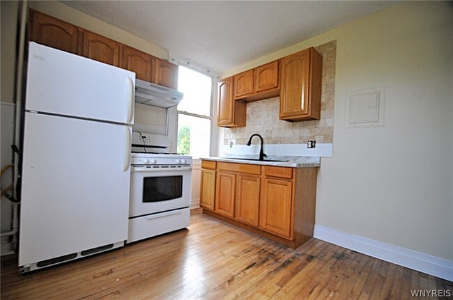 Photo - 8525 Main St
