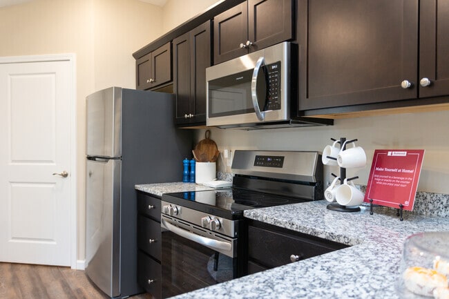 Forestwood - 2 habitaciones, 2 baños - 1287 pies cuadrados - Cocina - Redwood Hickory