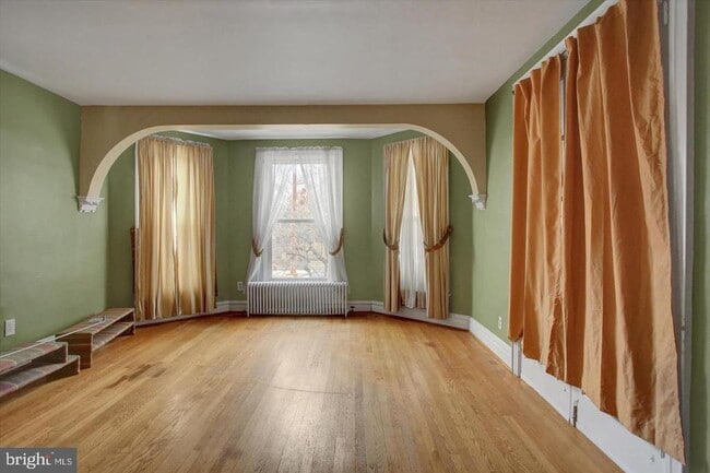 Building Photo - 230 W 2nd St Unit A