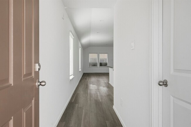 Photo - 5215 Mossdale Blf Ln