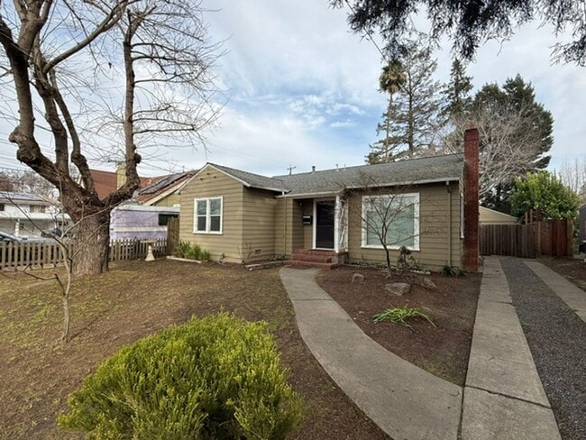 Building Photo - Charming 3 bedroom 2 bathroom single level home in Santa Rosa
