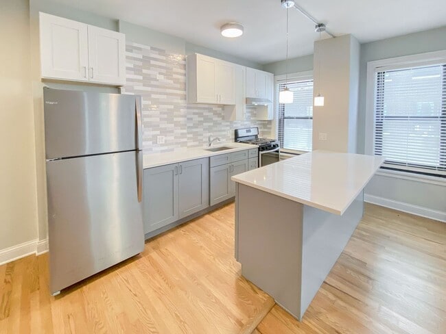 Building Photo - 522 W Briar Pl Unit 3A