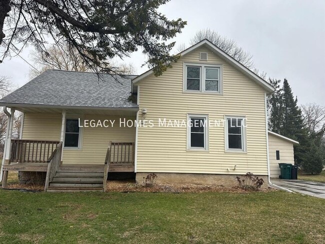 Building Photo - 962 Lakeview Dr