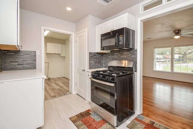 Building Photo - 6422 Sherwood Dr