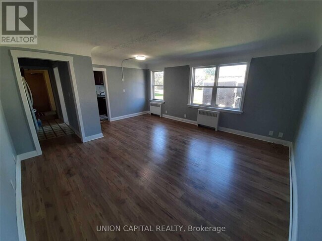 Photo - 32 Lasalle Ct