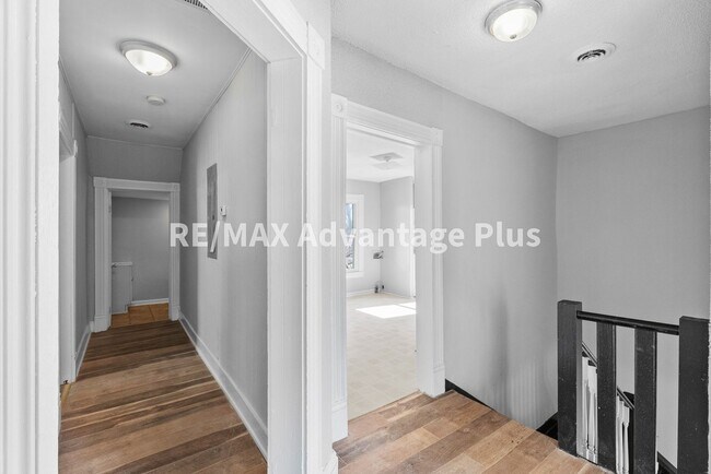 Photo - 614 S Main St Unidad B - Upstairs