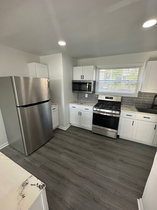 Photo - 5305 Leverett St