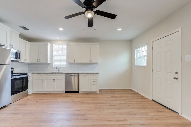 Photo - Charming & Private Fully Remodeled Studio Backhouse! Unidad Rear