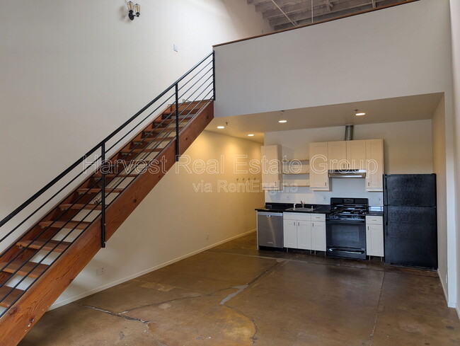 Building Photo - 1018 4th Ave Unit 1 Rental