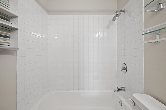 Photo - Rosco Apts- 2710 Unit 303