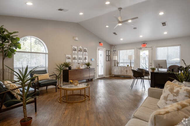 Centro de arrendamiento - Patten East