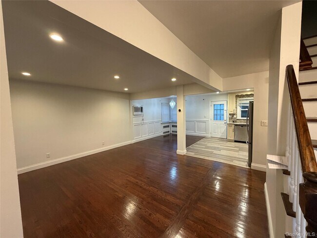 18 Alexander Ave