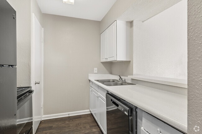 1BR, 1BA - 640SF - Kitchen - Merida Apartment Homes