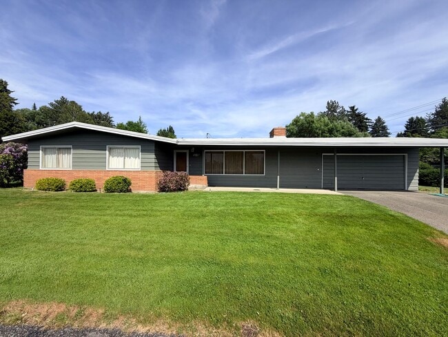 Building Photo - Country like setting! Spacious 3+ bed/ 1.5 bath house with garage, large yard, private deck and a...