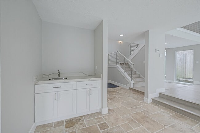 Building Photo - 915 Daria Dr