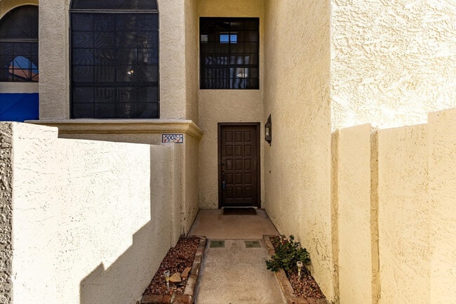 Building Photo - 5002 E Siesta Dr