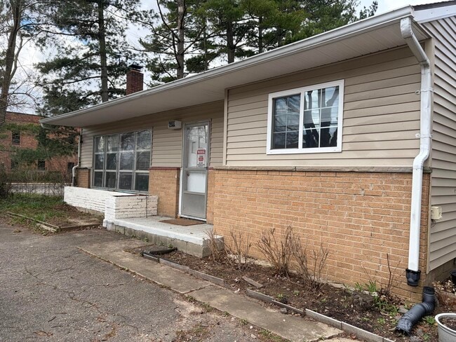 Building Photo - 2866 Golfside Rd