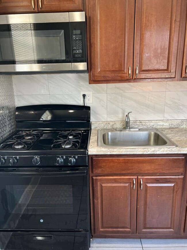 Kitchen - 2879 Randall Ave Apartments