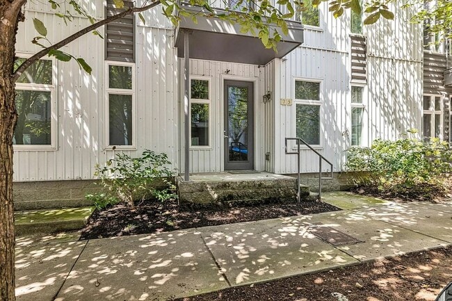Building Photo - Great condo in East Nashville off Gallatin...