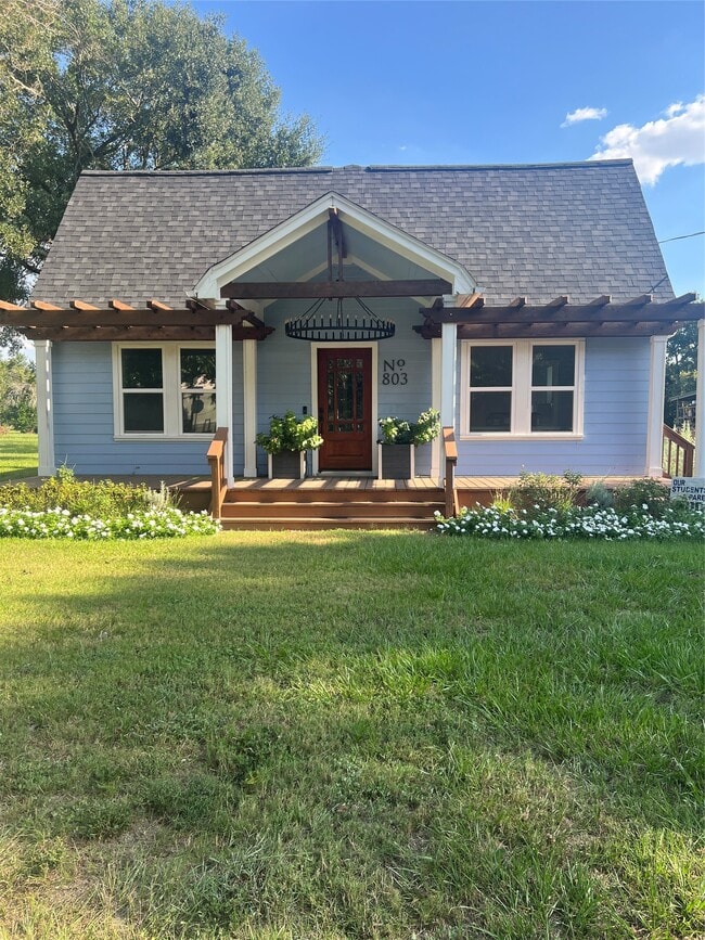 Building Photo - 803 Austin St