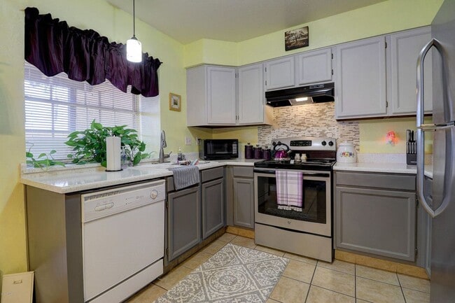 Photo - Updated 2 Bed/2.5 Bath Townhome in Great W...