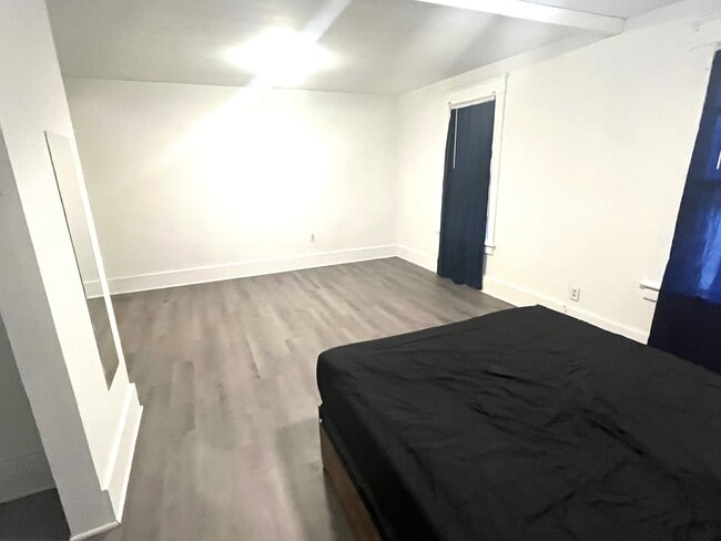 Building Photo - 733 Pennsylvania Ave Unit 2