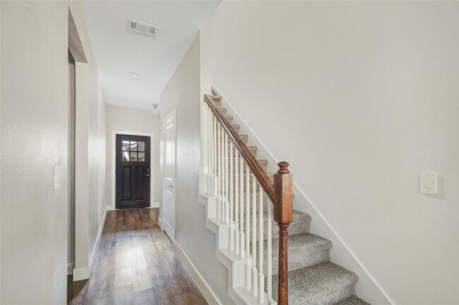 Photo - 423 Black Walnut Dr