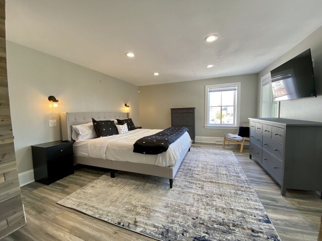 712 N West St Unit 1