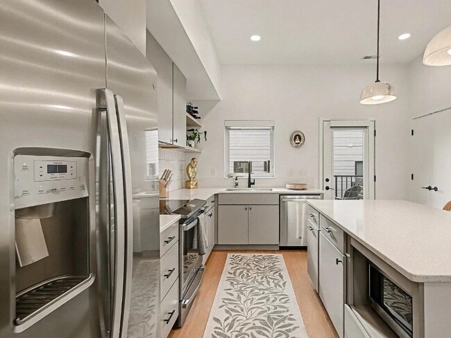 Photo - 5302 Elmwood Plz