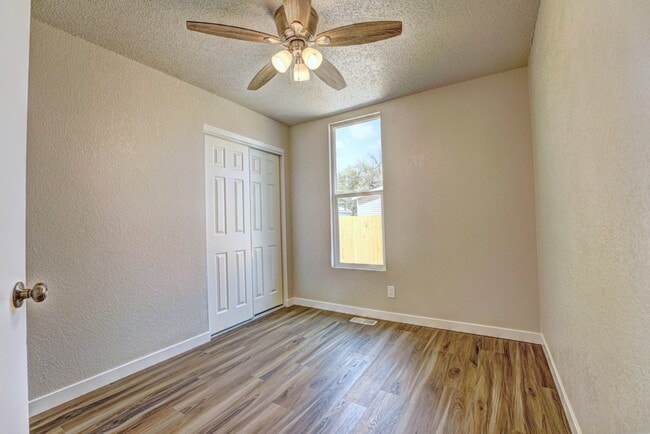 Photo - 2860 Bunting Ave