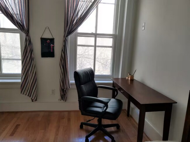 Photo - 131 C St SE Unit 1