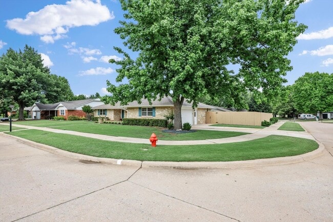 Photo - Modern Details and Interiors to a sought-after Classic Edmond Neighborhood Home!!!! Top to Botto...