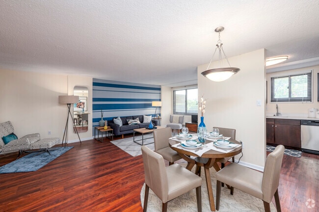 1BR, 1BA – 721SF - Livingroom