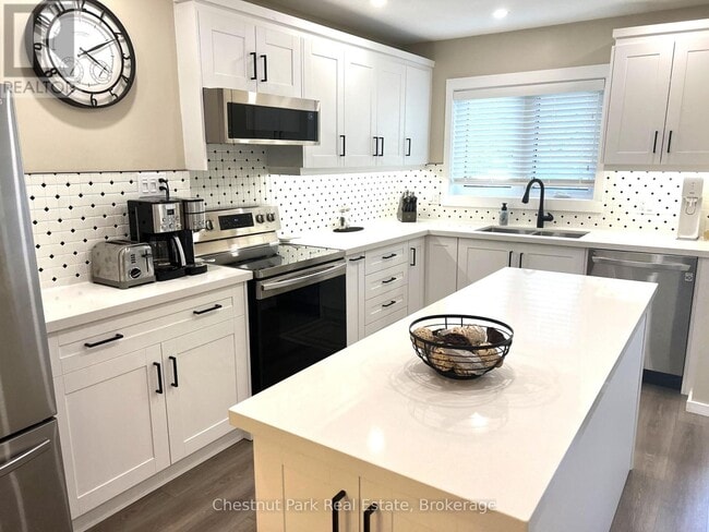 Photo - 550 Oxbow Crescent