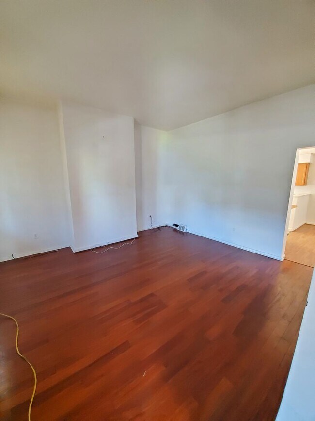 AVAILABLE JUNE 2024 Spacious 2 Bedroom H... Rental Pittsburgh Off