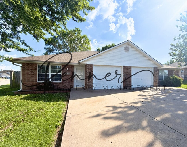 Building Photo - 209 NW Woodbury Dr