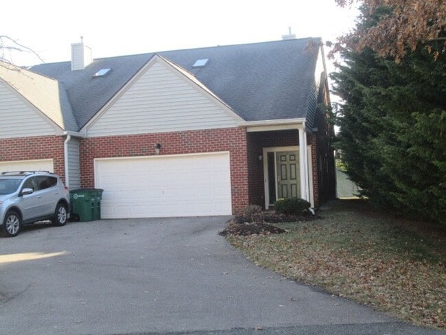 Building Photo - 3 Bedroom 2 Half Bath Townhouse with 2 Car...
