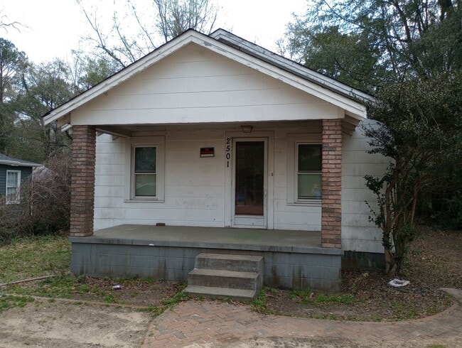 Building Photo - 3 Bedroom  2 Bath Home - Convenient Location