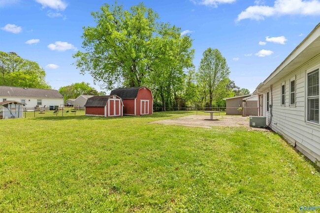 Photo - 2406 Yorkshire Dr SW