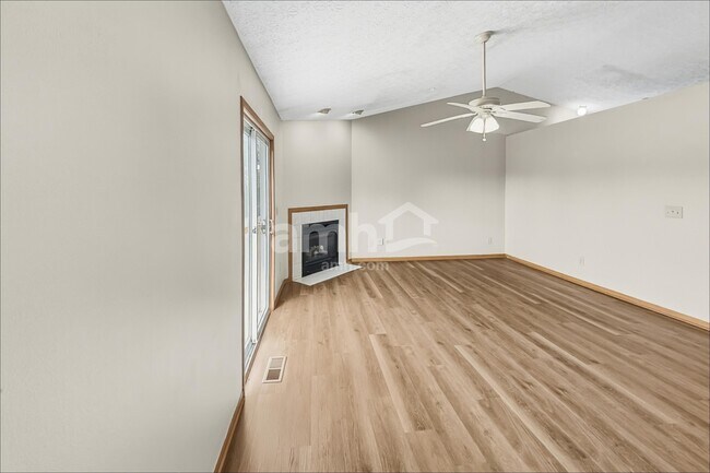 6811 Magdalena Ln