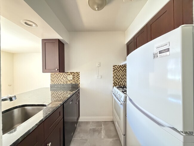 Photo - 3710 N Pine Grove Ave Unit 305
