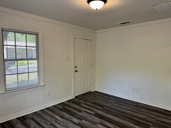 Photo - 834 Brinker St