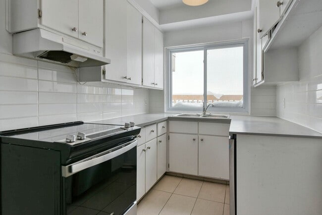 Building Photo - 809 Av. Bloomfield Unit 701