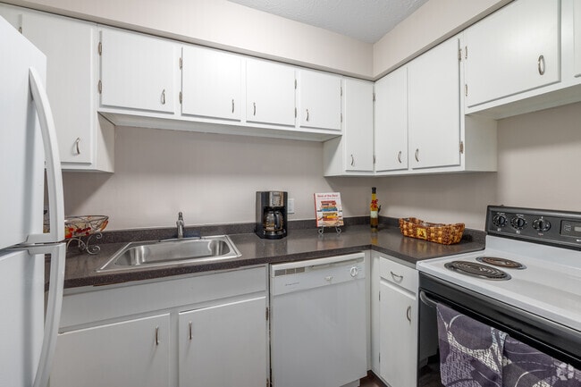 2BR, 1BA - 900SF - Kitchen - Parkview Manor