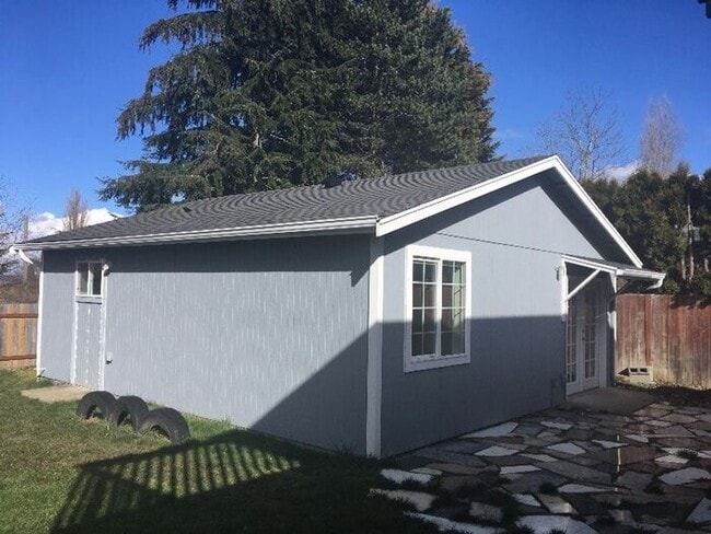 Building Photo - Perfect 1 Bedroom 1 Bath Cottage House!!!