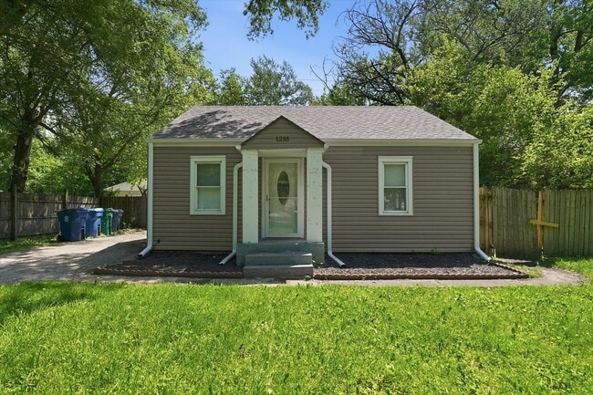 Building Photo - 1235 River Dr
