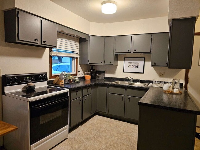 Building Photo - Spacious 3-Level Home with Garage & Off-St... Unit B